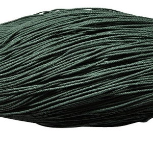 Puede incluir: Primer plano de un carrete de cordón encerado verde oscuro. El cordón está enrollado firmemente, mostrando una superficie texturizada. El color es un verde bosque profundo, adecuado para varios proyectos de artesanía.