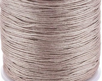 10 m de fio de nylon 0,8 mm, modelo oldlace, enrolado em carretel para confecção de bijuterias, macramê e bordados.