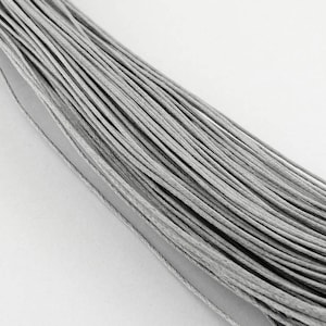 Könnte beinhalten: Nahaufnahme eines Bündels grauer, gewachster Baumwollschnur. Die Schnüre sind eng gepackt und bilden eine strukturierte Oberfläche. Die Farbe ist ein neutrales Grau, geeignet für verschiedene Bastelprojekte.