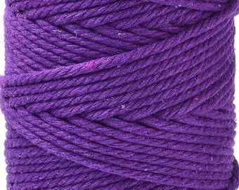 Könnte beinhalten: Eine Spule mit dickem, violettem Baumwollseil. Das Seil ist fest gewickelt und hat eine leicht strukturierte Oberfläche.
