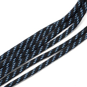 Puede incluir: Cordones negros con un patrón de rayas blancas y azules.