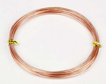Puede incluir: Una bobina de alambre de color oro rosa, envuelta en cinta amarilla.