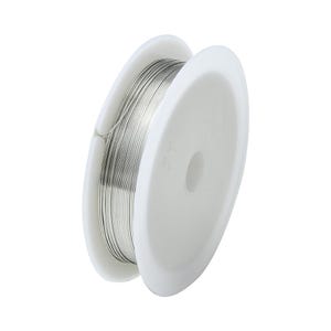 Può includere: Una bobina di filo metallico sottile color argento avvolto strettamente attorno a un rocchetto circolare in plastica bianca. Il filo ha una superficie liscia e riflettente ed è avvolto in più strati lungo la larghezza del nucleo centrale.