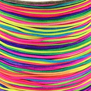 Op de afbeelding: Een spoel met kleurrijke regenboog borduurgaren. Het garen is strak om de spoel gewikkeld en is gemaakt van verschillende felle kleuren, waaronder rood, oranje, geel, groen, blauw, indigo en violet.