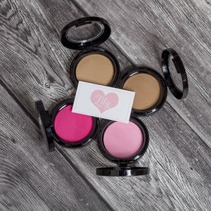 Låtsasmakeup - foundation och rouge