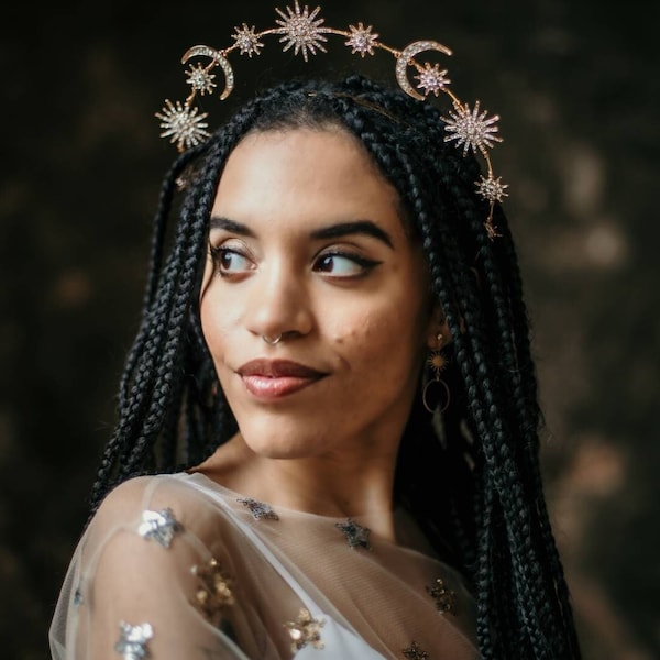 Tiara de halo dorado celestial, corona nupcial con estrellas y luna galácticas, diadema de halo nupcial dorado, hecha a mano en el Reino Unido.