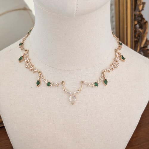 Collier en bois de cervidé avec cristaux d'émeraude, bijoux de mariée elfique, collier de mariage de fée, collier de déesse de la forêt, cadeau cottagecore