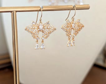 Orecchini da sposa a forma di farfalla / Gioielli da sposa stravaganti / Orecchini pendenti con cristalli / Orecchini pendenti in oro / Gioielli Fairycore / Regalo per damigelle d'onore