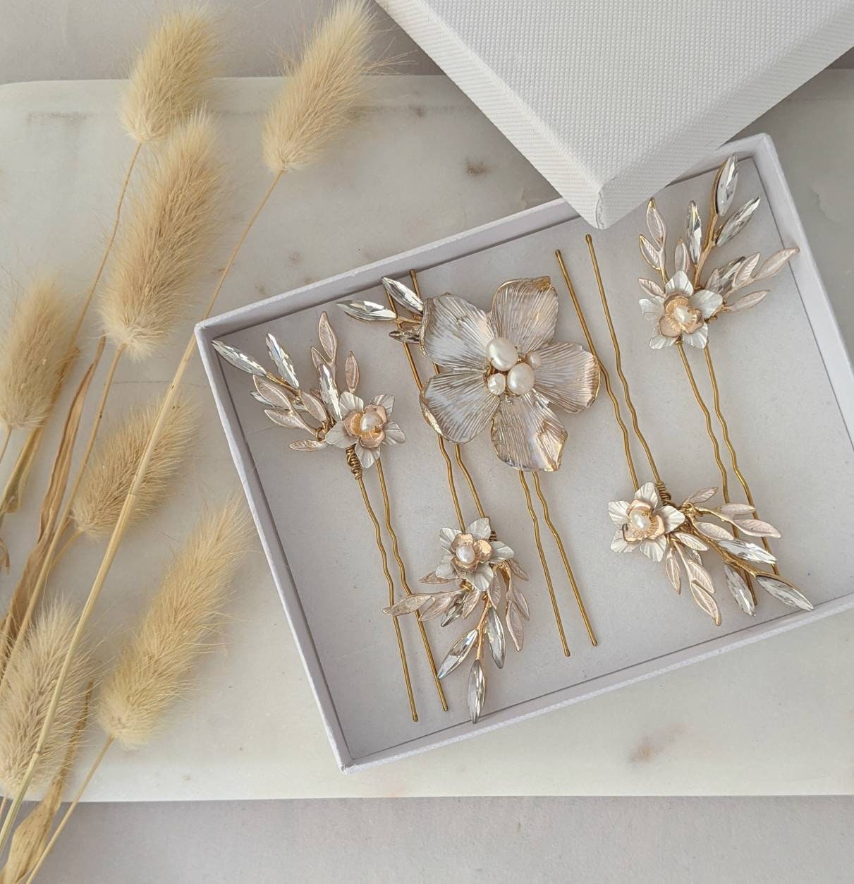 ヘアピン ティアラと王冠 ヘアバンド 売れ筋 ヘアジュエリー 婚約 ウェディングアクセサリー ブライダルクラウン用 蝶 ヘアピン ティアラとクラウン  ヘアバンド ヘアジュエリー 婚約 ウェディング アクセサリー ブライダルクラウン 蝶の形 ファインガー ウェディング ブライダル ヘアピン アクセサリー 女性用 ブライダル ヘアクラウンアンティーク ファシネーター ヘアアクセサリー タ