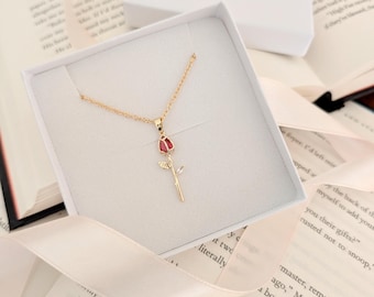 Collar de rosa roja / Delicado colgante de rosa dorada / Regalo romántico de Navidad para ella / Joyería de estilo campestre de cuento de hadas / Collar floral