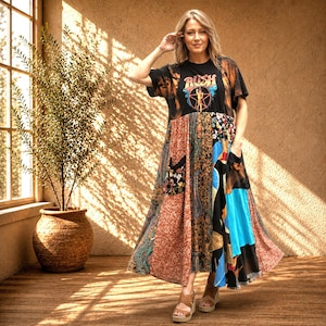 Könnte beinhalten: Ein Patchwork-Maxikleid mit einem schwarzen T-Shirt-Oberteil mit dem Wort "RUSH" und einem Grafikdesign. Der Rock besteht aus verschiedenen gemusterten Stoffen in Braun, Blau und Schwarz. Das Kleid hat Taschen und wird mit Plateausandalen getragen.