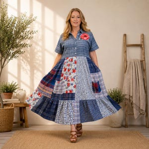 Könnte beinhalten: Patchwork-Midikleid mit Jeans-Oberteil und floraler Rosenapplikation. Der Rock hat einen Mix aus gemusterten Stoffen in Blau, Rot und Weiß. Das Kleid hat kurze Ärmel und eine Knopfleiste.