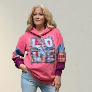Upcycled denim patchwork hoodie: oversized roze sweater, boho streetwear
