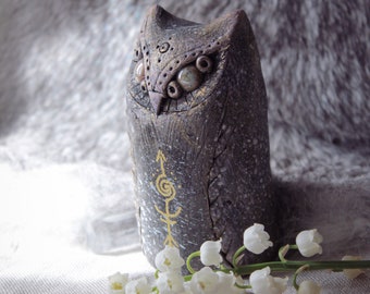 Owl - Totem Animal in hand-painted self-hardening natural clay and glass eyes