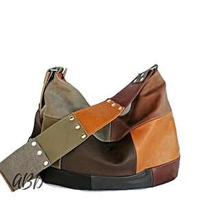 Puede incluir: Bolso de hombro patchwork en varios tonos de marrón, verde oliva y beige. El bolso presenta una correa ancha con detalles de remaches metálicos. El diseño incorpora una mezcla de texturas y colores, creando un accesorio único y elegante.