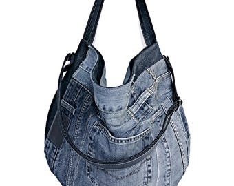 Könnte beinhalten: Eine blaue Jeans-Tragetasche aus recycelten Jeans. Die Tasche hat einen schwarzen Lederriemen und eine große Tasche auf der Vorderseite.