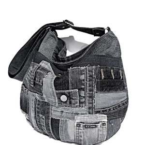Puede incluir: Un bolso tote de patchwork de mezclilla negra con una correa de cuero negro. El bolso est&aacute; hecho de diferentes piezas de mezclilla, algunas con costuras visibles y bordes deshilachados. El bolso tiene un peque&ntilde;o bolsillo en la parte delantera con la palabra "PYTHON" impresa en &eacute;l.