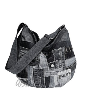 Puede incluir: Un bolso tote de mezclilla negro hecho de mezclilla reciclada con un dise&ntilde;o de patchwork. El bolso tiene una correa larga y un cierre de cremallera.
