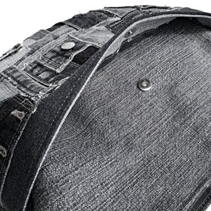 Puede incluir: Una bolsa de mano de lona negra con un dise&ntilde;o de patchwork. La bolsa est&aacute; hecha de lona reciclada y tiene un cierre magn&eacute;tico.