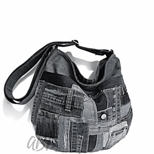 Puede incluir: Un bolso hobo de mezclilla negra con parches, con una correa larga ajustable. El bolso est&aacute; hecho de diferentes piezas de tela de mezclilla, algunas de las cuales han sido desgastadas.