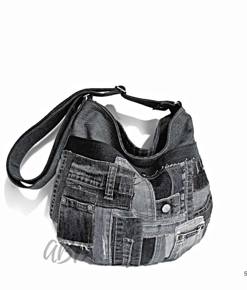 Puede incluir: Un bolso hobo de mezclilla negra con parches, con una correa larga ajustable. El bolso est&aacute; hecho de diferentes piezas de tela de mezclilla, algunas de las cuales han sido desgastadas.