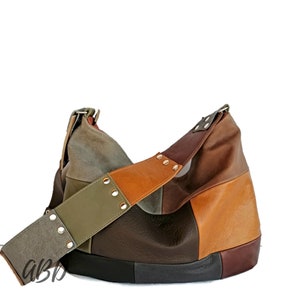 Puede incluir: Un bolso de cuero multicolor con un diseño de patchwork. El bolso tiene una correa larga y un cierre de solapa. Los colores del bolso son marrón, verde, beige y negro.