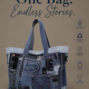 Może przedstawiać: Torba typu tote wykonana z patchworkowego dżinsu z recyklingu w r&oacute;żnych odcieniach indygo, z widocznymi kieszeniami, metalowymi guzikami i uchwytami. Tekst głosi: CRAFTED TO STAND OUT. One Bag. Endless Stories. ANAbags Design Studio ETSY SHOP.