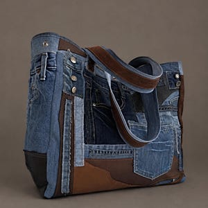 Bolso tote de mezclilla reciclada con retazos de cuero, bolso único hecho a mano.