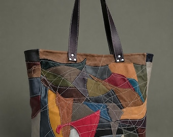 Puede incluir: Un bolso tote confeccionado con parches de cuero multicolor en tonos rojo, amarillo, azul, verde, marrón y negro. El exterior presenta costuras blancas en contraste sobre el diseño de patchwork y dos correas de hombro de cuero marrón oscuro.