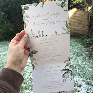 Invito al matrimonio Eucalyptus Concertina con buste kraft con RSVP perforato