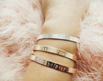 Brazalete personalizado - Palabra personalizada - Plata de ley - Relleno de oro - Relleno de oro rosa - Puño estampado a mano - Brazalete apilable - Regalo para ella