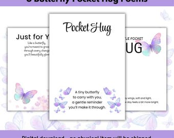 Può includere: Tre biglietti bianchi con illustrazioni di farfalle e poesie. I biglietti mostrano il testo "Pocket Hug" e "Just for You". Sono decorati con farfalle ad acquerello in tonalità viola e rosa. Il testo "Download digitale - nessun articolo fisico verrà spedito" è in basso.