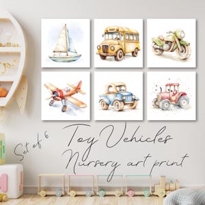 Puede incluir: Conjunto de seis impresiones de acuarela con vehículos de juguete: un velero, un autobús escolar, una motocicleta, un avión, un camión y un tractor. Las impresiones son en colores pastel suaves, perfectas para una guardería. El texto dice "Toy Vehicles Nursery art print."