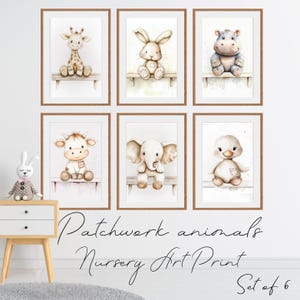 Może przedstawiać: Zestaw sześciu oprawionych wydruków do pokoju dziecięcego z akwarelowymi zwierzętami patchworkowymi: żyrafą, królikiem, hipopotamem, krową, słoniem i kaczką. Każde zwierzę siedzi na małej półce. Poniżej znajduje się napis "Patchwork animals Nursery Art Print Set of 6".
