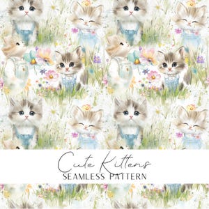 Puede incluir: Patrón sin costuras con ilustraciones de acuarela de gatitos adorables con monos azules, rodeados de flores coloridas y hierba verde. El texto "Cute Kittens" se muestra en una escritura elegante.