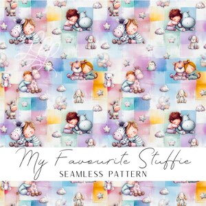 Könnte beinhalten: Nahtloses Muster mit Aquarellillustrationen von Kindern, die Stofftiere wie Zebras, Flusspferde und Tiger umarmen. Das Design enthält Pastellfarben, Sterne, Wolken und den Text "My Favourite Stuffie".