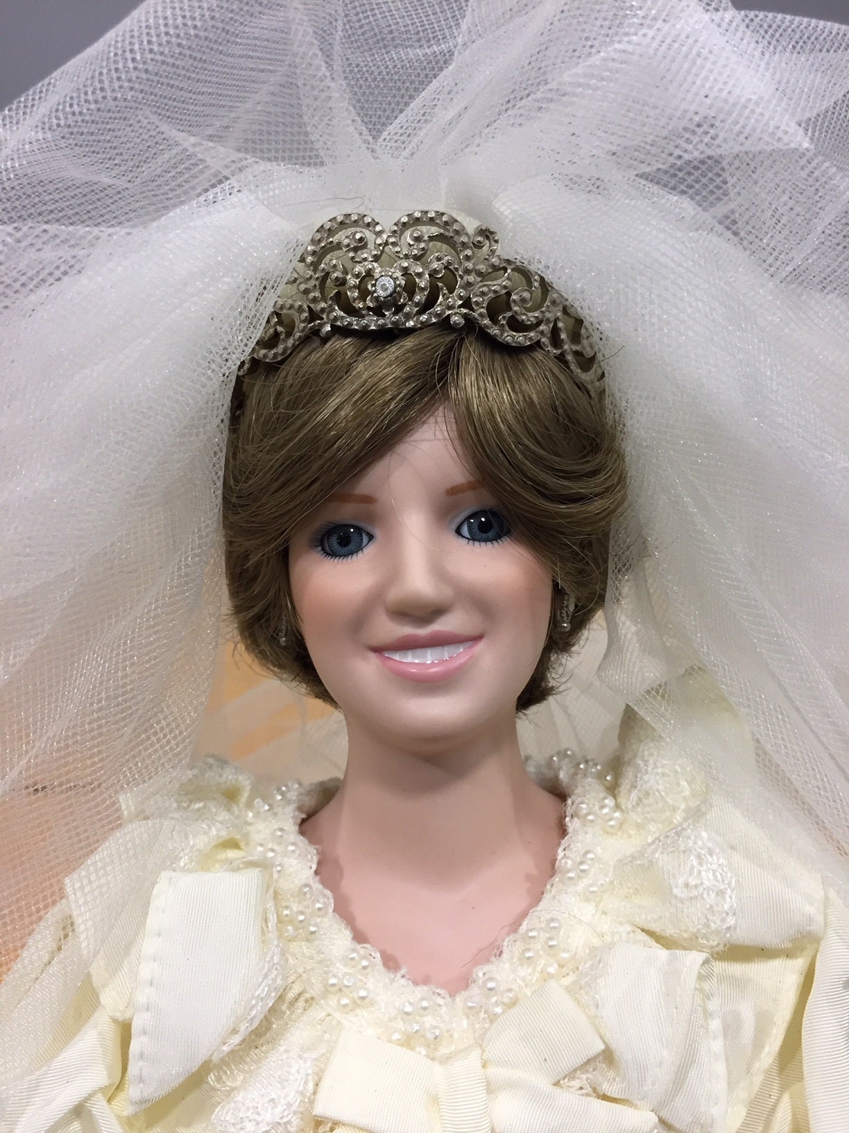 Купить куклу невесту. Кукла невеста. Куклы в образе принцессы Дианы. Фарфор куклы невесты принцессы.