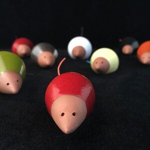 Petite souris de couleur en céramique émaillé image 3