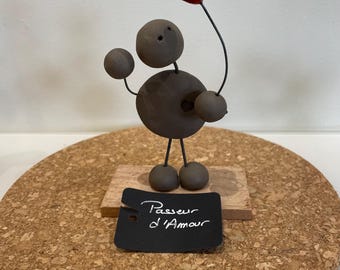 Passeur d’Amour – Sculpture en faïence avec cœur émaillé