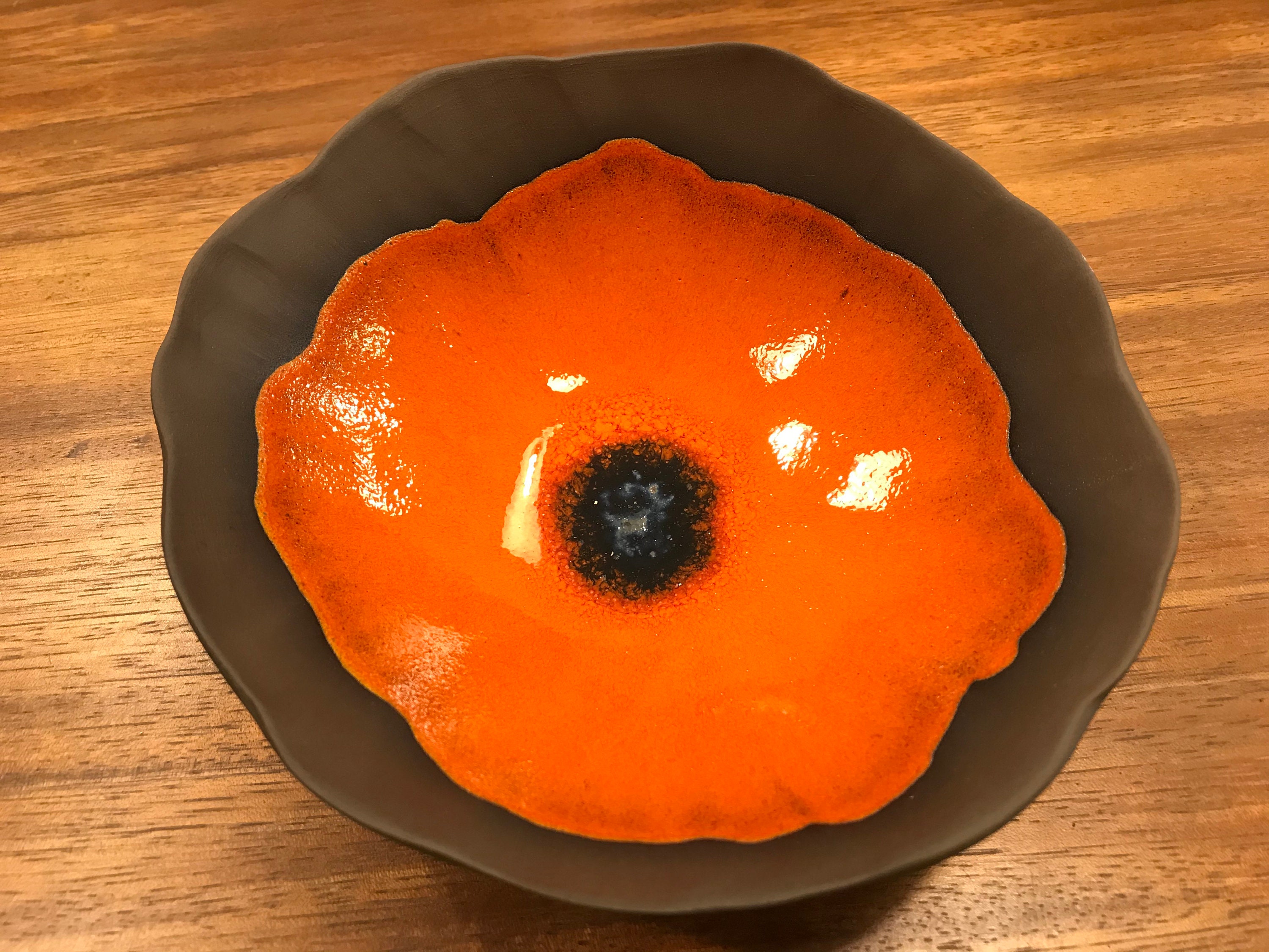 Coupelle Coquelicot en Céramique Noire et Émaillée Orange