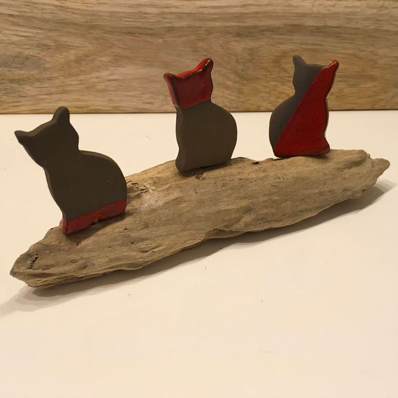 Trois petits chats émaillés assis sur bois flotté zdjęcie 1