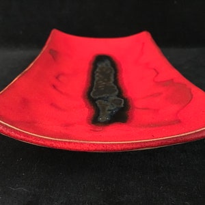 Plat en céramique rouge et émaillé en rouge et centre effet métal image 3