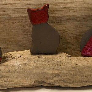 Trois petits chats émaillés assis sur bois flotté zdjęcie 5