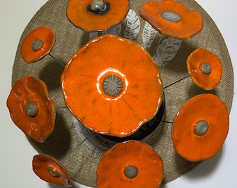 Fleur de couleur orange en céramique au coeur brut sur tige inox