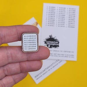 Peut inclure: Une épingle carrée en bois avec une bordure blanche et du texte noir. Le texte indique "01100010 01111001 01100101 01100001 01110100 01101000 01100101".