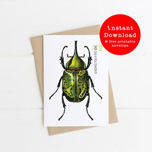 Op de afbeelding: Wenskaart met een gedetailleerde illustratie van een groene en gele kever met zwarte poten en antennes. De kaart bevat de tekst "Sending you a big hug" en een rode cirkel met "Instant Download & free printable envelope".