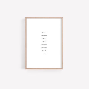 Peut inclure: Une impression encadrée avec une ligne verticale de tirets et de points, ressemblant à un code ou un motif.