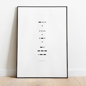 Peut inclure: Une impression encadrée en noir avec la phrase "BE HERE NOW" en texte noir en bas. La partie supérieure de l'impression présente un arrangement vertical de points et de tirets en code Morse.