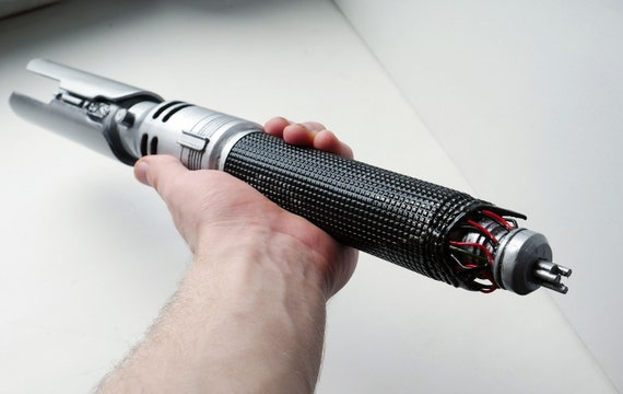 損傷したカル・ケスティス ライトセーバー、ジャロ タパル