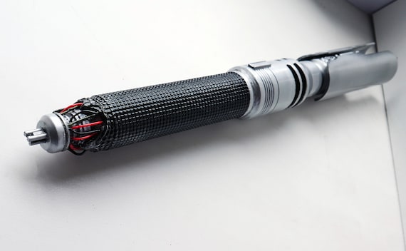 損傷したカル・ケスティス ライトセーバー、ジャロ タパル